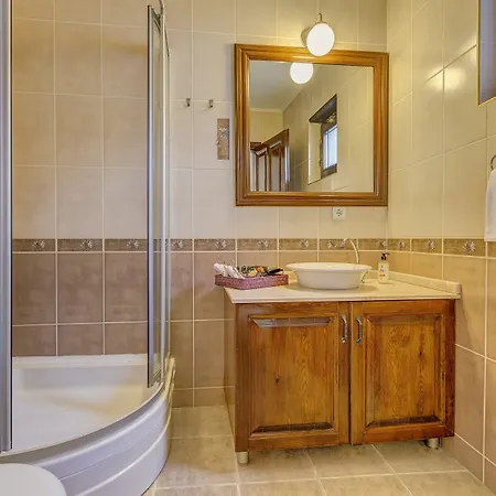 לינה וארוחת בוקר Alayaz