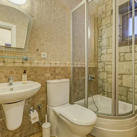 לינה וארוחת בוקר Alayaz